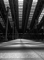 巨大な屋根のトラス構造が影を落とす通路