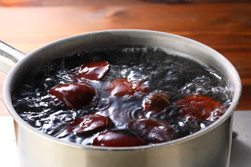 塩茹で中の京都府産丹波栗