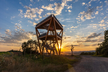 Aussichtsturm in der R&uuml;digsdorfer Schweiz am Karstwanderweg im Abendlicht