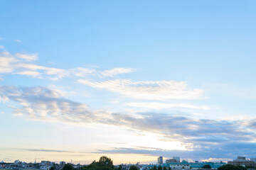 夏の終わりの空、夕暮れ前