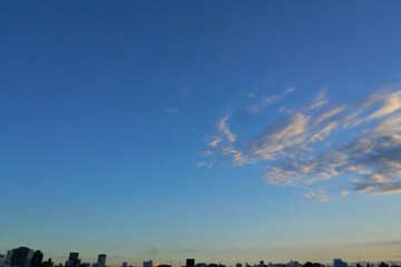 夏の終わりの空、夕暮れ前