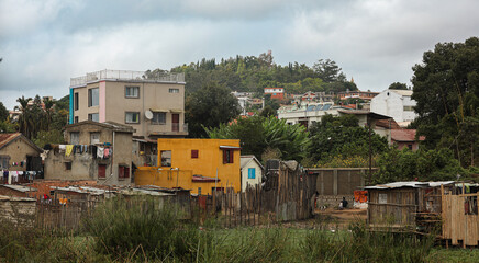 Obraz premium Diverse housing and community life in a suburb of Antananarivo, Madagascar, showcasing colorful buildings and lush greenery
