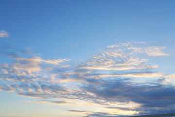 夏の終わりの空、夕暮れ前