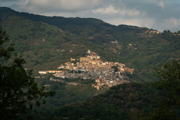 Naklejka premium Village sur la montagne au milieu de la forêt en Sicile