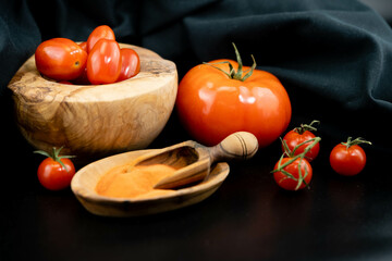 Getrocknete oder frische Tomaten  Solanum Lycopersicum 