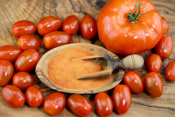 Getrocknete oder frische Tomaten  Solanum Lycopersicum 