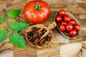 Getrocknete oder frische Tomaten  Solanum Lycopersicum 