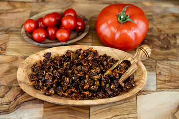 Getrocknete oder frische Tomaten  Solanum Lycopersicum 