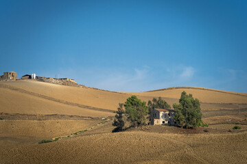Ferme au milieu de la campagne Sicilienne en Italie