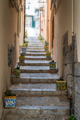 Escalier avec petites poteries dans la vieille ville de Cefalu en Sicile