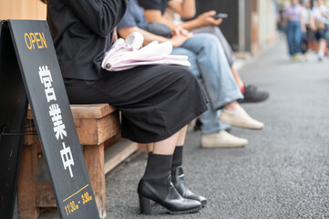 人気店に並ぶ人々