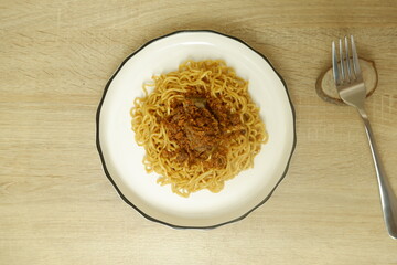 Instant fried noodles topped with fried onions
