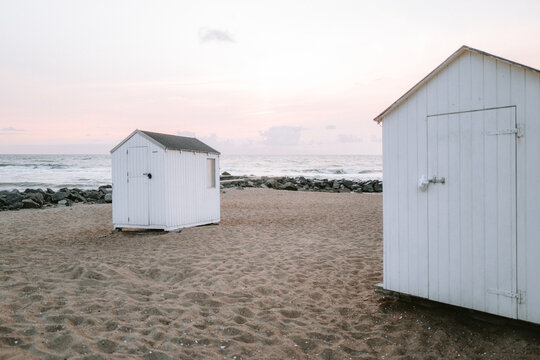 Badeh&auml;user am Strand von L&oslash;nstrup in D&auml;nemark bei Sonnenunterang
