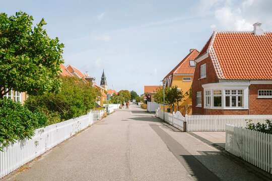 Stra&szlig;en von Skagen mit typischen gelben H&auml;usern