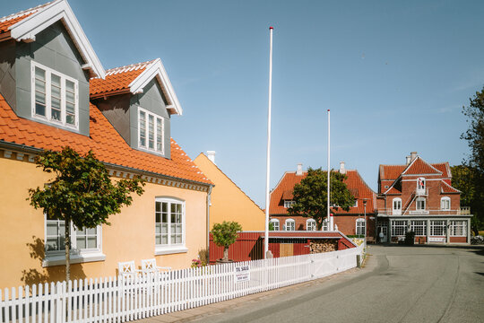 Stra&szlig;en von Skagen mit typischen gelben H&auml;usern