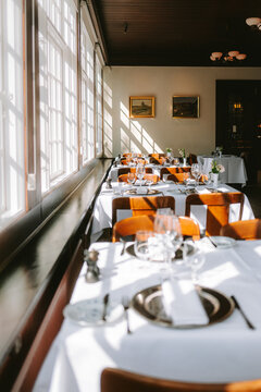 Blick durchs Fenster eines Restaurants in Skage
