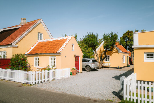 Stra&szlig;en von Skagen mit typischen gelben H&auml;usern