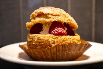 イチゴのシュークリーム