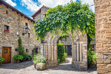 Naklejka premium Fiscal, Aragón, Spain. San Miguel de Jánovas Arch in the old village.