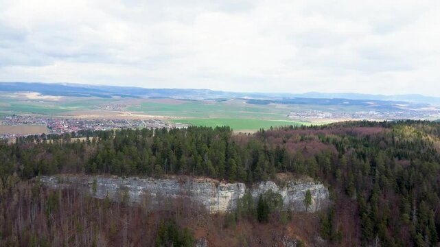 Breathtaking 4K drone footage of Tomasovsky View in Slovak Paradise National Park. Enjoy stunning aerial views of this iconic cliff and the surrounding natural beauty of Slovakia