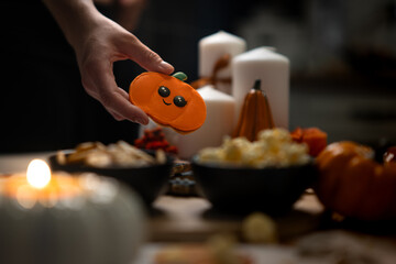 Dynie, nietoperze i duszki na pysznym, maślanym i korzennym cieście. Klimatyczne oświetlenie i dekoracje Halloween.