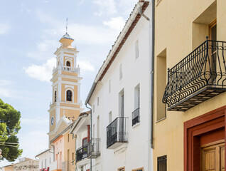 Campanario de iglesia en pueblo Mediterráneo