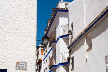 Enge Gassen in der Altstadt von Sitges, Spanien