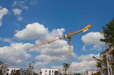 Dźwig, żuraw, podnośnik w trakcie pracy na budowie. Crane working on construction site. © 123108 Aneta