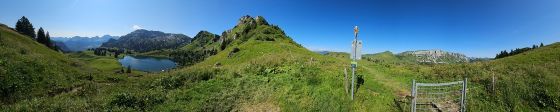 Vue panoramique &agrave; 360 degr&eacute; du lac et des montagnes avoisinantes &agrave; Seebergsee en Suisse, vue du col