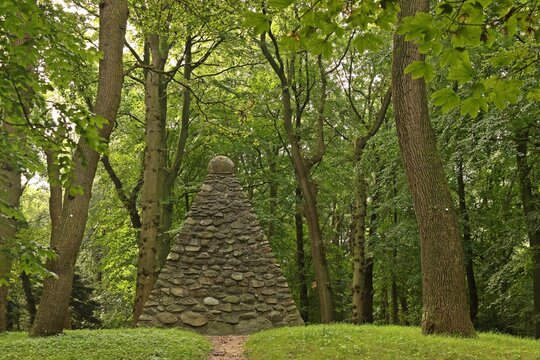 Upstalsboom, mit Steinpyramide von 1833