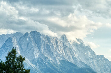 Obraz premium Blick auf die Alpen bei Farchant in Bayern