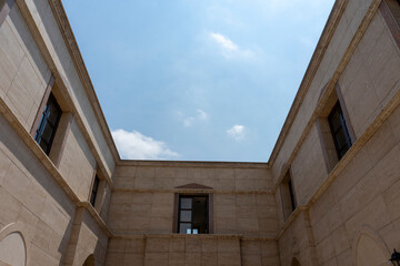 Obraz premium Looking up at the Arabic-style building