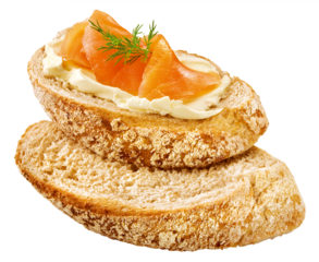 fatia de pão integral acompanhado de salmão defumado com patê isolado em fundo transparente