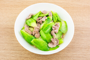 A dish of home-cooked dish: stir-fried loofah with meat