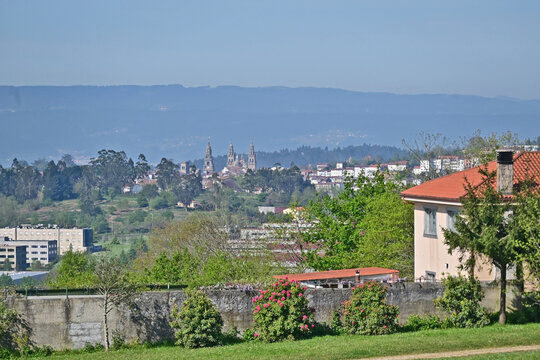 Paesaggi di Galizia, campagna colline, boschi e sentieri sul cammino Primitivo di Santiago di Compostela dal Monte do Gozo - Galizia, Spagna