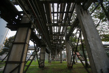 Obraz premium Piping and equipment in a chemical plant, industrial complex