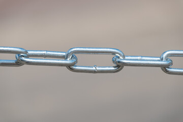 Obraz premium Close-up of short-link welded galvanized chain.