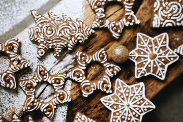 Fototapeta premium hand-decorated christmas cookies on a wooden background