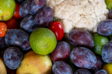 Limette und weiteres Obst und Gemüse