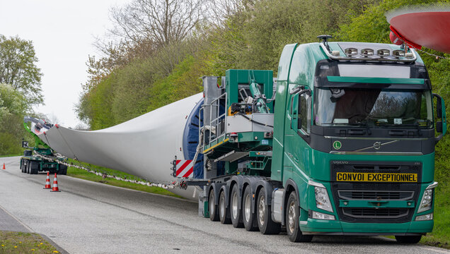 Schwertransport von Rotorfl&uuml;geln einer Windkraftanlage, Pausenzeit auf einer Rastst&auml;tte bei Hamburg