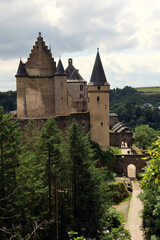 Aussicht auf die Burg Vianden in Luxemburg vom Premium-Wanderweg Nat'Our Route 5 in der Nähe der...