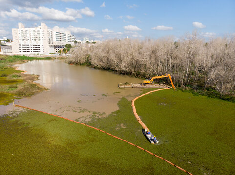 Cleaning of macrophytes from the lake