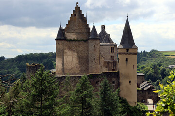 Aussicht auf die Burg Vianden in Luxemburg vom Premium-Wanderweg Nat'Our Route 5 in der N&auml;he der Bergstation der Seilbahn Vianden.