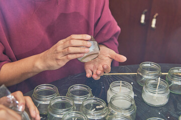 Process of making homemade candles with different aromas