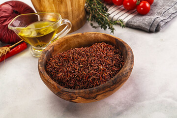 Red raw dry rice gor cooking