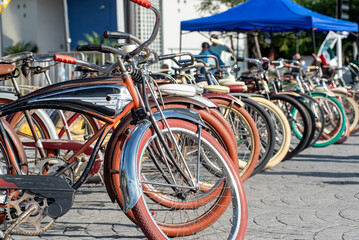bicletas viejas, coleccion, asientos, fila de bicis, llanta de bicicleta, rines, ruedas, transporte, viaje, transporte personal, ciudad, parrilla, 