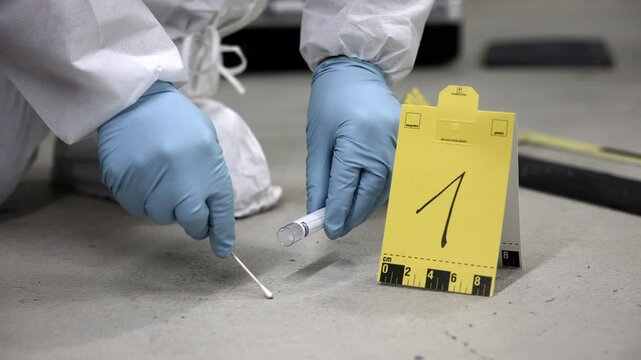 Spurensicherung am Tatort, forensisches St&auml;bchen entnimmt eine Probe, Kriminalpolizei, Beweismaterial, Gerichtsmedizin, Ermittler, DNA Test, Beweismaterial, Verbrechen, Labor, Polizeieinsatz, Forensik