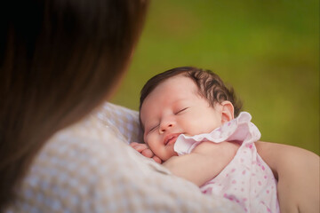Madre amorosa abraza a su pequeña bebé 