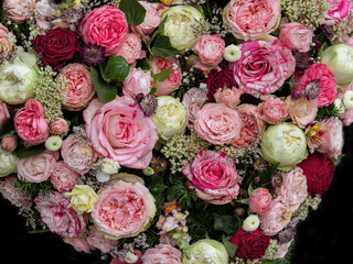 Bunter Blumenstrauß am Grab, Trauer mit Rosen