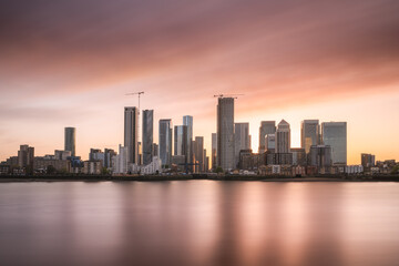 Fototapeta premium Canary Wharf at Sunset from the Greenwich Peninsula